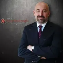 Prof. Dr. Aycan Kayıkçıoğlu — Plastik Rekonstrüktif Ve Estetik Cerrahi, Ankara. Portre fotoğrafı.
