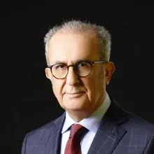 Prof. Dr. Mecit Süerdem — Göğüs Hastalıkları, Maltepe, İstanbul. Portre fotoğrafı.