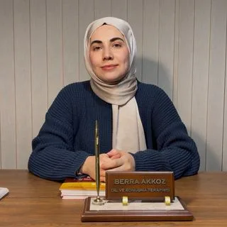 Dkt. Berra Akkoz — Dil ve Konuşma Terapisi, Sakarya. Portre fotoğrafı.