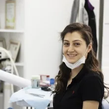 Dt. Elif Merve Dur — Diş Hekimi, Ankara. Portre fotoğrafı.
