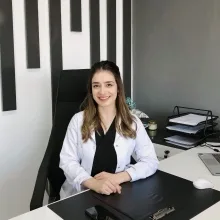 Fzt. Sinem Pazarlı — Fizyoterapi Ve Rehabilitasyon. Portre fotoğrafı.