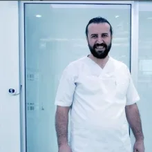 Dt. Mustafa Tuncer — Diş Hekimi, Antalya. Portre fotoğrafı.