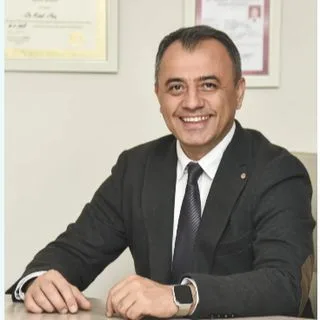 Uzm. Dt. Fırat Koç — Karşıyaka, İzmir. Portre fotoğrafı.