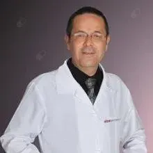 Op. Dr. Sabri Zafer Kaçmaz — Ortopedi Ve Travmatoloji. Portre fotoğrafı.