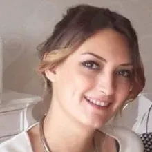 Dyt. Aslı Abalıoğlu — Diyetisyen, İzmir. Portre fotoğrafı.