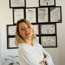 Uzm. Ody. Yağmur Baloğlu Özdiker — Odyoloji (Dil, Konuşma ve Ses Bozuklukları), İzmir. Portre fotoğrafı.