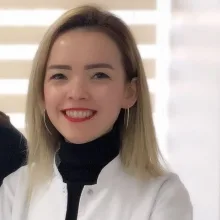 Dr. Öğr. Üyesi Refika Topal — Ortodonti, Adapazarı, Sakarya. Portre fotoğrafı.