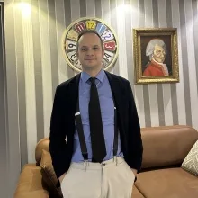 Doç. Dr. Mehmet Tapan — Plastik Rekonstrüktif Ve Estetik Cerrahi, Antalya. Portre fotoğrafı.