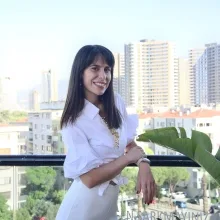 Dyt. Melike Karaca — Diyetisyen, İzmir. Portre fotoğrafı.
