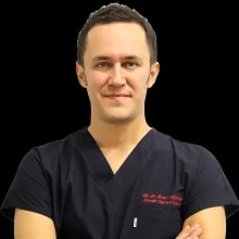Uzm. Dr. İhsan Türkmen — Plastik Rekonstrüktif Ve Estetik Cerrahi, İstanbul. Portre fotoğrafı.