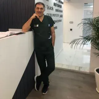 Dt. Murat Lale — Diş Hekimi, Manisa. Portre fotoğrafı.