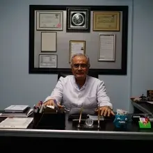 Dt. M. Levent Baysoyu — Diş Hekimi, Kuşadası, Aydın. Portre fotoğrafı.