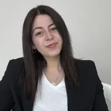 Psk. Emine Demir Yenikurtuluş — Psikoloji, İzmir. Portre fotoğrafı.