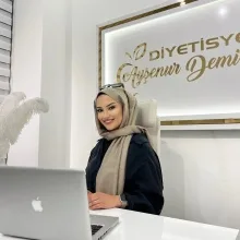 Dyt. Ayşe Nur Demirci — Diyetisyen, İstanbul. Portre fotoğrafı.