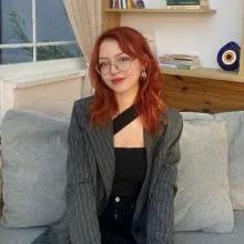 Psk. Sude Çevik — Psikoloji. Portre fotoğrafı.