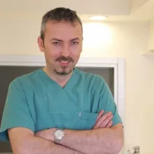 Dt. Bülent Kazım Gençay — Diş Hekimi, Osmangazi, Bursa. Portre fotoğrafı.