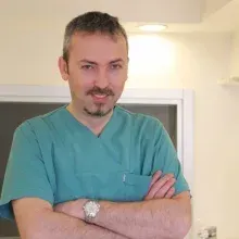 Dt. Bülent Kazım Gençay — Diş Hekimi, Osmangazi, Bursa. Portre fotoğrafı.