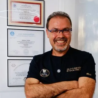 Dr. Dt. Serdal Veske — Ağız Diş Ve Çene Cerrahisi, Antalya. Portre fotoğrafı.