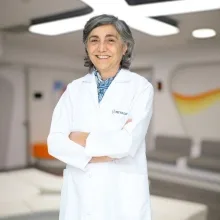 Uzm. Dr. Ayla Yaradanakul — Kadın Hastalıkları Ve Doğum, Karabağlar, İzmir. Portre fotoğrafı.