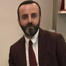 Doç. Dr. Yalçın Yontar — Plastik Rekonstrüktif Ve Estetik Cerrahi, Kayseri. Portre fotoğrafı.