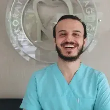 Dt. Uğur Canbolant — Diş Hekimi, Pendik, İstanbul. Portre fotoğrafı.