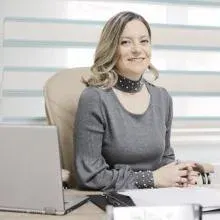 Op. Dr. Olcay Akalın — Kadın hastalıkları ve doğum. Portre fotoğrafı.