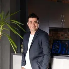 Uzm. Dr. Canberk Gül — Fiziksel Tıp Ve Rehabilitasyon, Bayraklı, İzmir. Portre fotoğrafı.