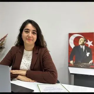 Psk. Melda Karaşahin — Psikoloji, İzmir. Portre fotoğrafı.