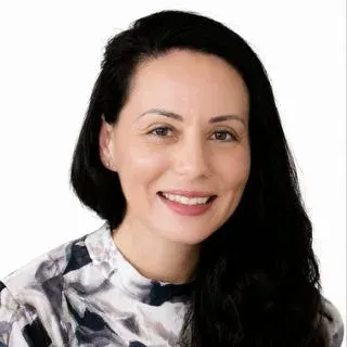 Kl. Psk. Dr. Çağla Şen — Psikoloji, Beyoğlu, İstanbul. Portre fotoğrafı.