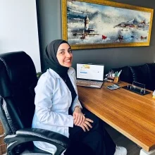 Dyt. Sümeyra Tatlı — Diyetisyen, İstanbul. Portre fotoğrafı.