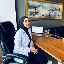 Dyt. Sümeyra Tatlı — Diyetisyen, İstanbul. Portre fotoğrafı.