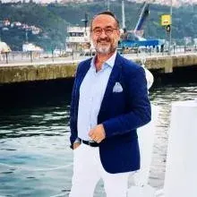 Uzm. Dr. Deniz Koral — Dermatoloji, İstanbul. Portre fotoğrafı.