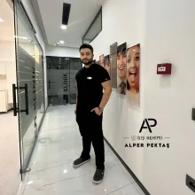 Dt. Alper Pektaş — Diş Hekimi, Adana. Portre fotoğrafı.