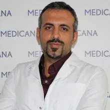Op. Dr. Koray Kır — Plastik Rekonstrüktif Ve Estetik Cerrahi. Portre fotoğrafı.