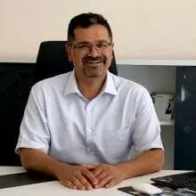 Uzm. Dr. M.Atilla Van — Çocuk Sağlığı Ve Hastalıkları, İzmir. Portre fotoğrafı.