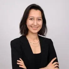 Dyt. Gizem Nur Kaplan — Diyetisyen. Portre fotoğrafı.