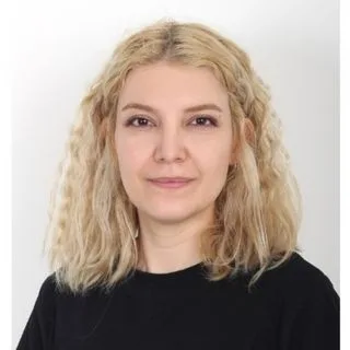 Doç. Dr. Hatice Cansu Kış — İstanbul. Portre fotoğrafı.