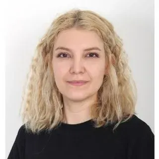 Doç. Dr. Hatice Cansu Kış — İstanbul. Portre fotoğrafı.
