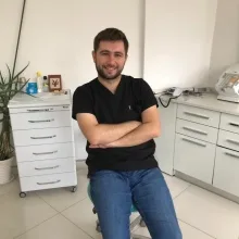 Uzm. Dt. Mehmet Biçer — Eskişehir. Portre fotoğrafı.