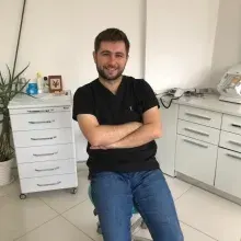 Uzm. Dt. Mehmet Biçer — Eskişehir. Portre fotoğrafı.