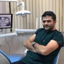 Dt. Ziya Dağlı — Diş Hekimi, Adana. Portre fotoğrafı.