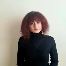 Kl. Psk. Damla Naira Özmen — Psikoloji, İstanbul. Portre fotoğrafı.
