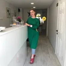 Dt. Betül İğneci — Diş Hekimi, Uşak. Portre fotoğrafı.