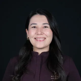Dt. Esra Topaloğlu — Diş Hekimi, Antalya. Portre fotoğrafı.