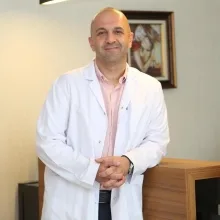 Prof. Dr. Ümit Korucuoğlu — Kadın Hastalıkları Ve Doğum, Ankara. Portre fotoğrafı.