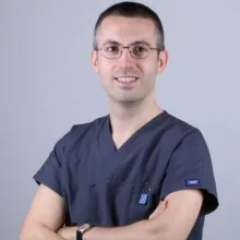 Dr. Dt. Eser Elemek — Periodontoloji, İstanbul. Portre fotoğrafı.