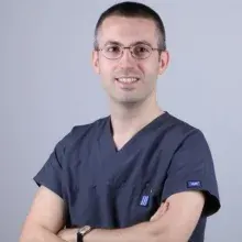 Dr. Dt. Eser Elemek — Periodontoloji, İstanbul. Portre fotoğrafı.