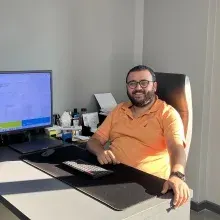 Dt. Berkay Değer — Diş Hekimi, İzmir. Portre fotoğrafı.