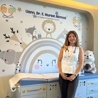 Uzm. Dr. Emine Nursel Akmaz — Çocuk Sağlığı Ve Hastalıkları, İzmir. Portre fotoğrafı.