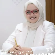 Dt. Elif Kınalı — Diş Hekimi, Sakarya. Portre fotoğrafı.